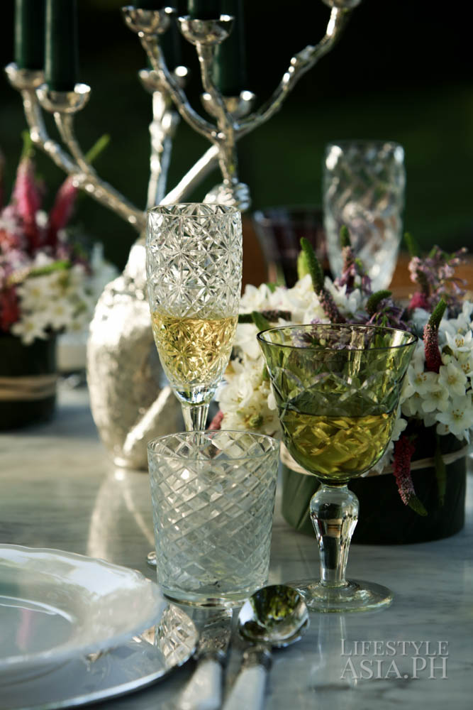 Combining glassware with different colors enliven the meal settings