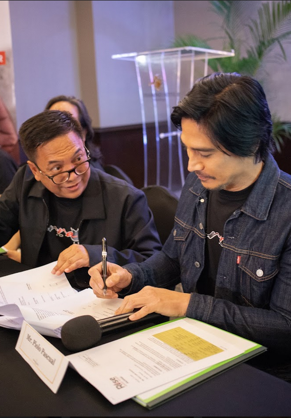 Piolo Pascual signing the IBARRA contract