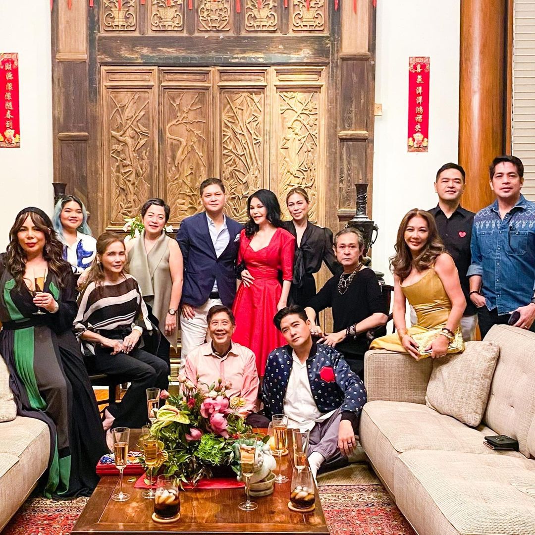 Pepito Albert (dressed in black, fourth from the rightmost side), along with Korina Sanchez-Roxas and other prominent members of Philippine society