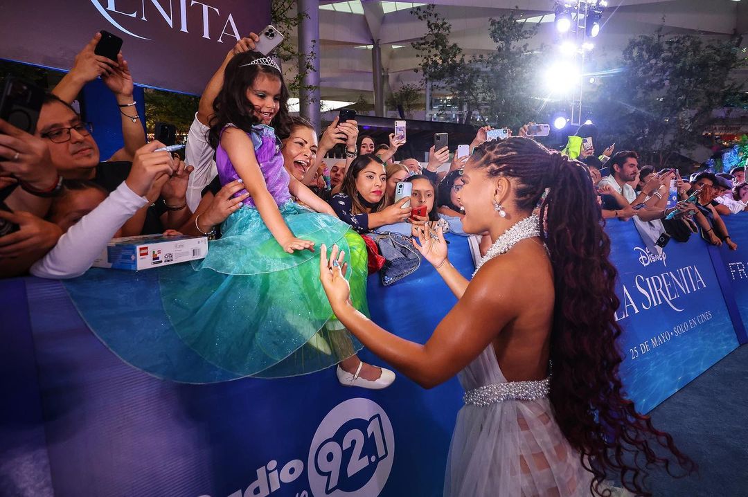 Halle Bailey with a fan in the premiere of the Little Mermaid
