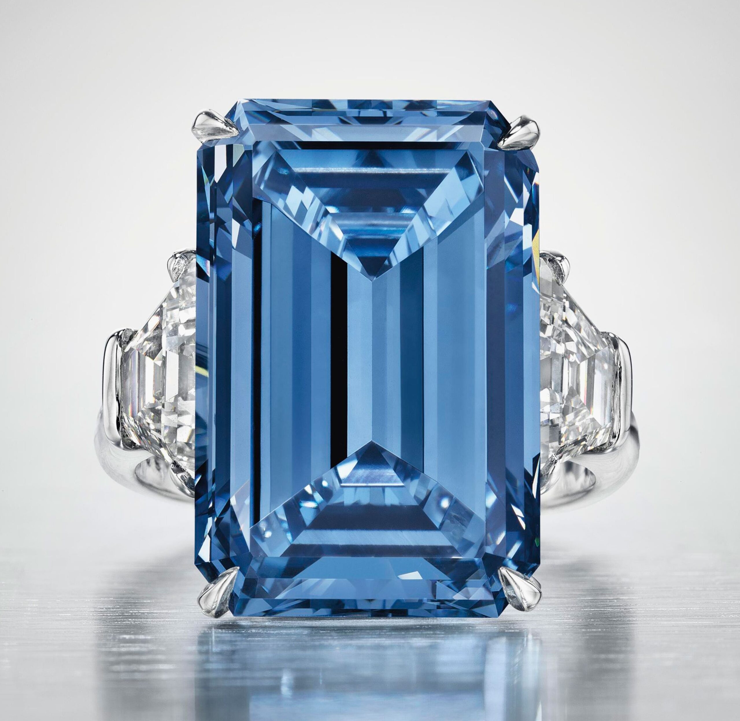 Oppenheimer Blue largest Fancy Vivid Blue diamond