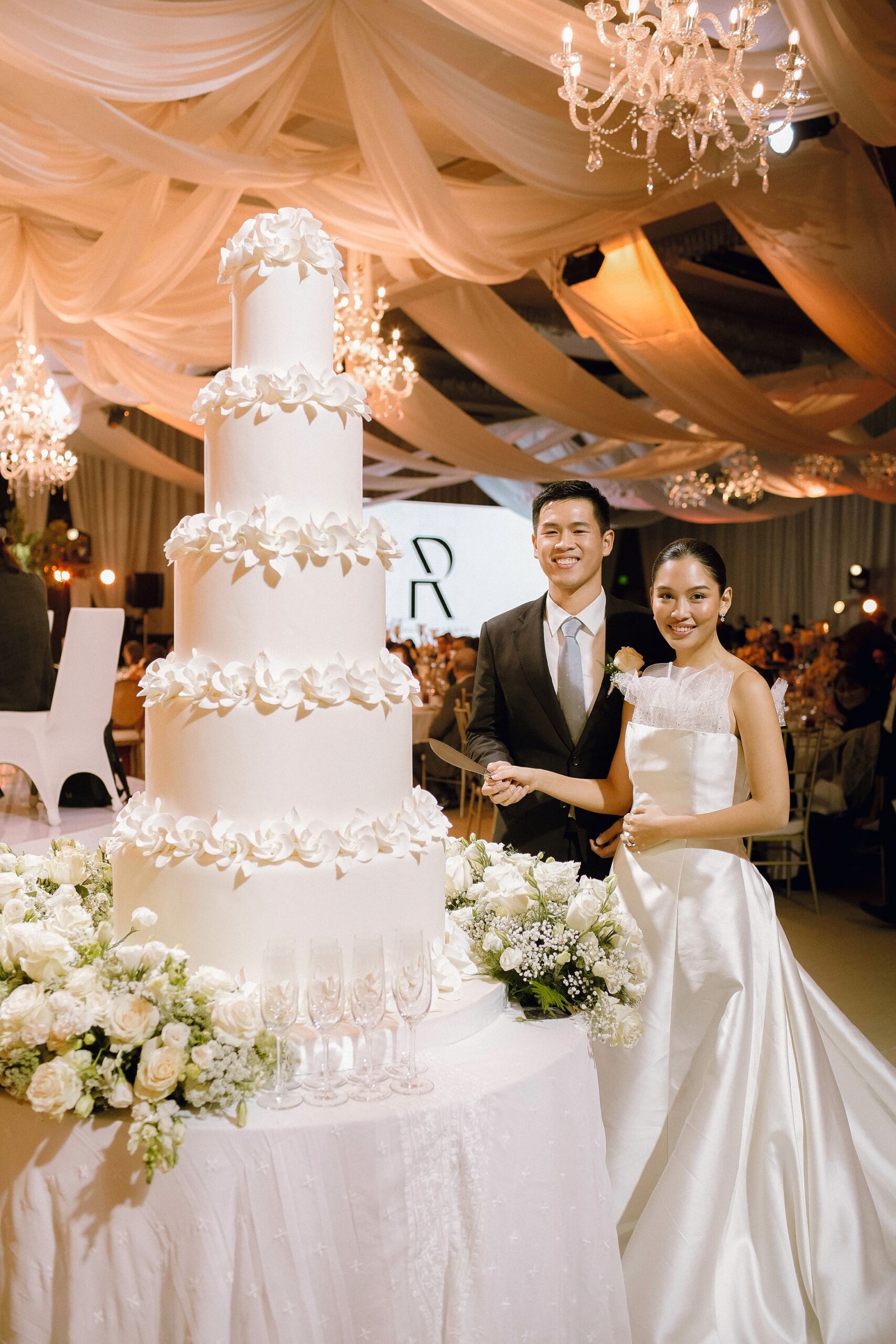 Richard Go and Ariana Coronel wedding cake