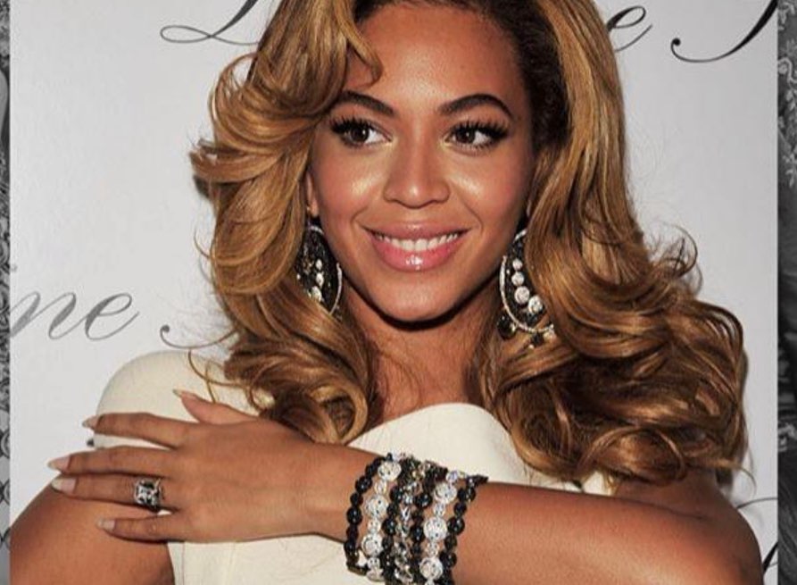 Beyoncé with her wedding ring by Lorraine Schwartz