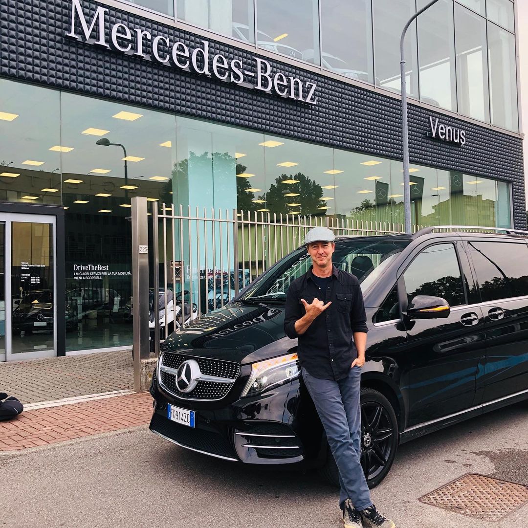 Edward Norton in front of Mercedes-Benz