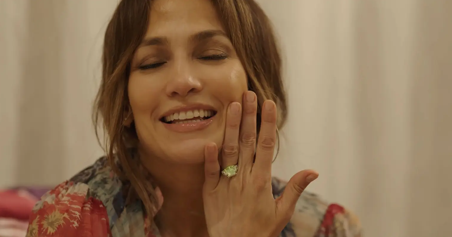 Lopez showing her valuable, green diamond engagement ring