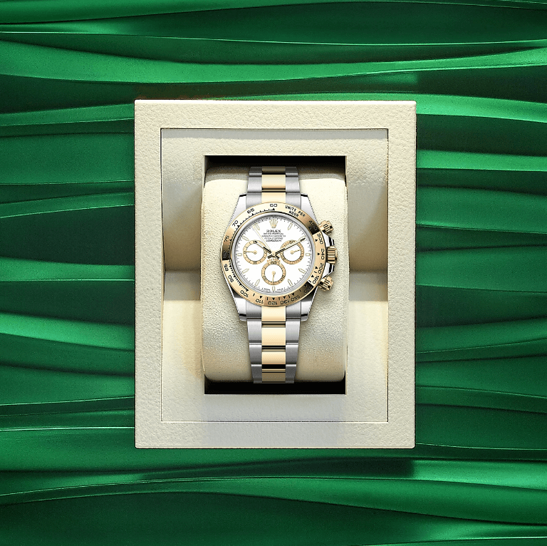 This Oyster Perpetual Cosmograph Daytona in Oystersteel and yellow gold, with a white dial and an Oyster bracelet, features a yellow gold bezel with an engraved tachymetric scale.