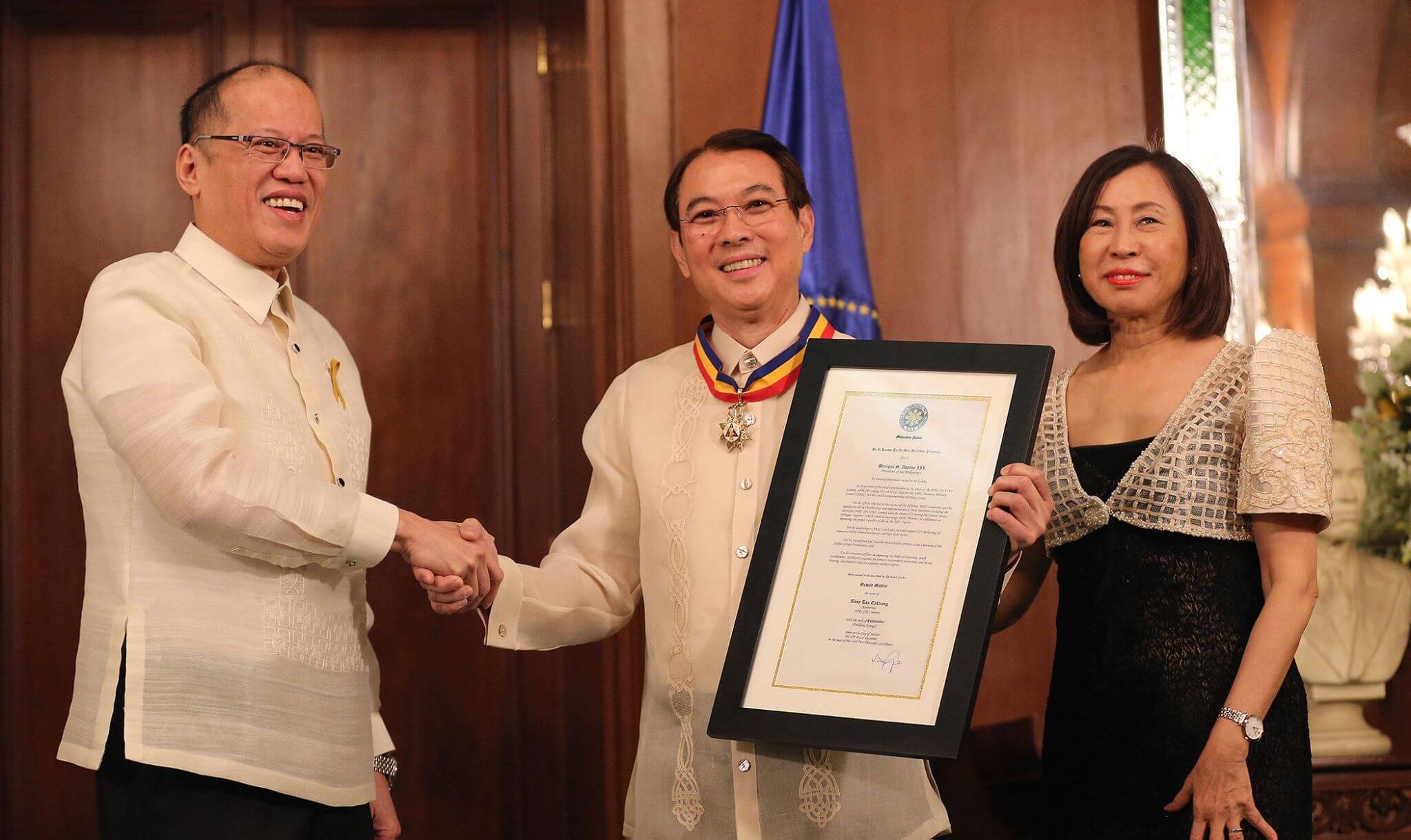 Jollibee Chairman and Founder, Mr. Tony Tan Caktiong, received the Gawad Mabini from the late former President Benigno Aquino III for successfully leading the APEC 2015 CEO Summit as Chairman. 