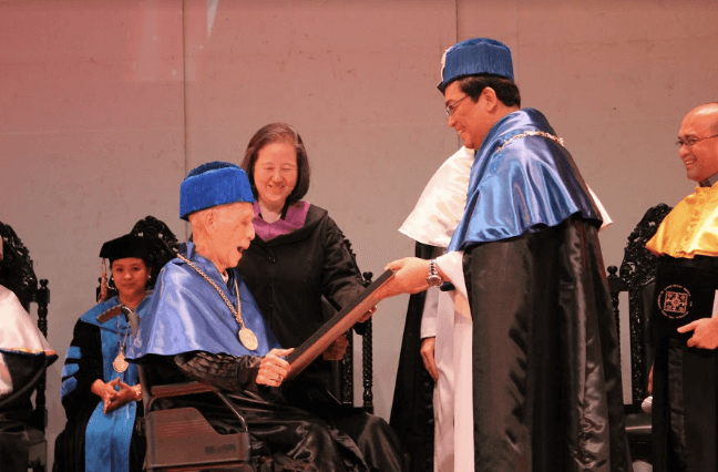 Mariano Que receiving an honorary doctorate from the University of Santo Tomas in 2015.