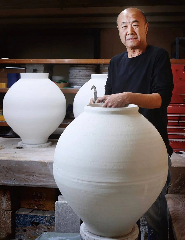 Artist Dae-sup Kwon creating a Joseon moon jar