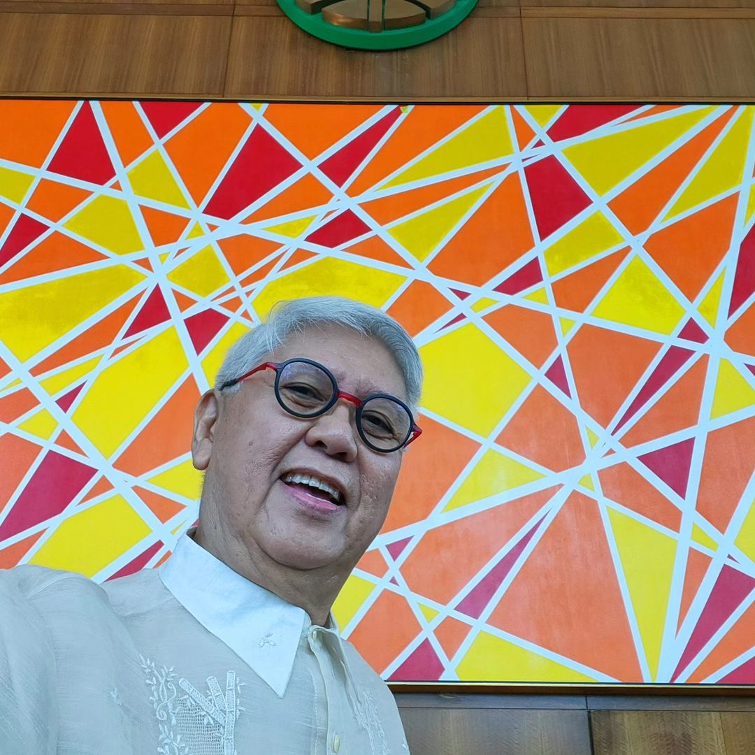 Cayabyab posing for a selfie in front of his mural, “Directions” (10.6 x 17.6 feet, acrylic on canvas) at Landbank’s head office