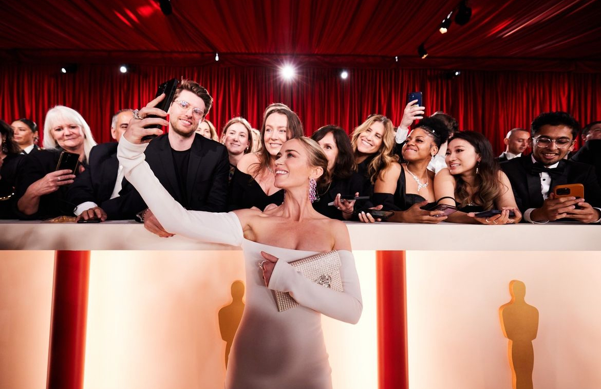 This is Emily Blunt during the 95th Oscars taking a selfie with people.