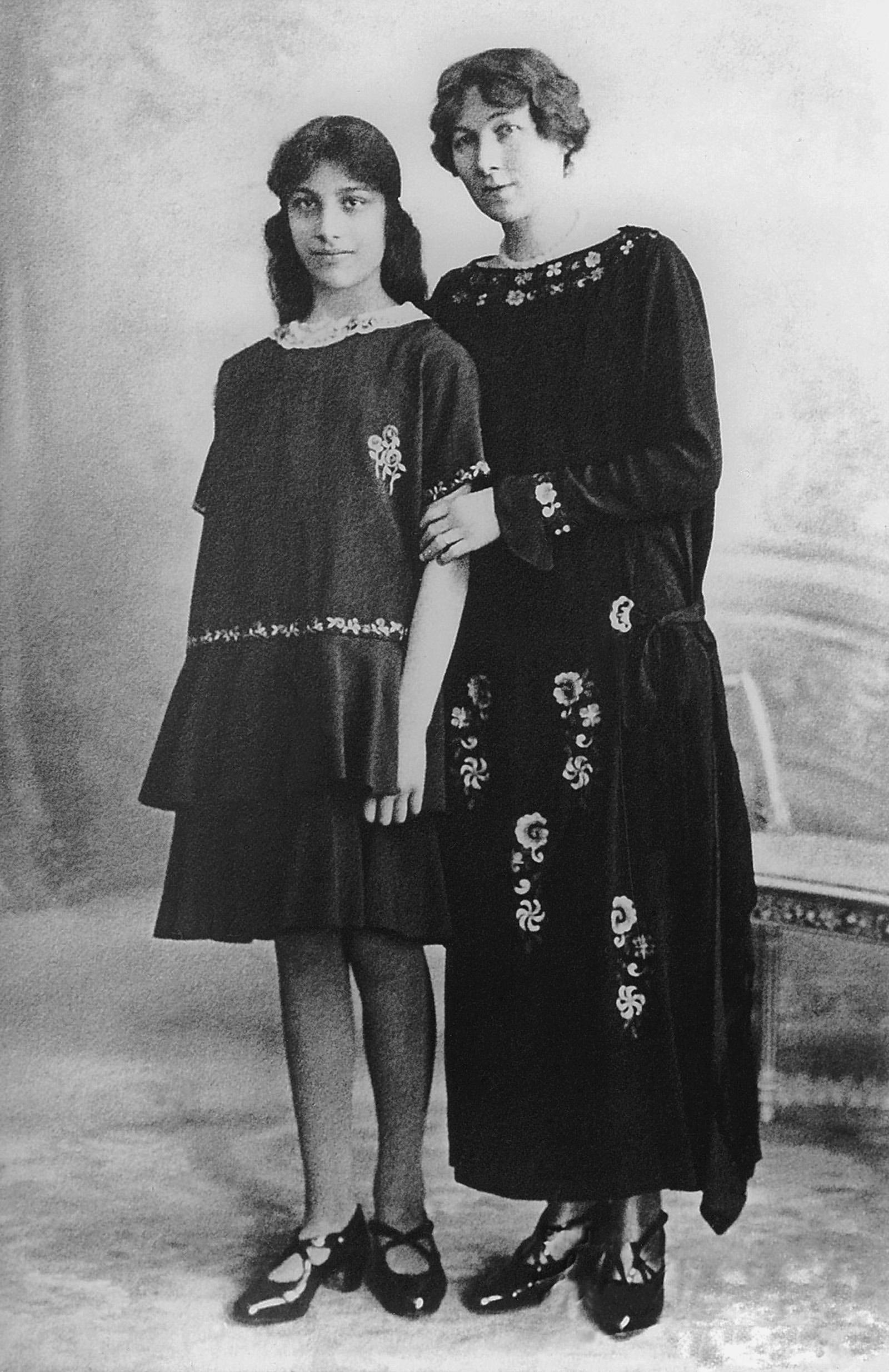 A young Noor Inayat Khan with her American mother, Ora Ray Baker