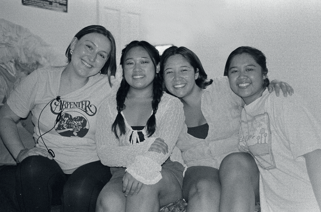 L-R: Producer Sydney Favors, actress Mae Chris, writer & director Kenna Fojas, and actress Thea Frances Yumang on the set of “Peach Fuzz”