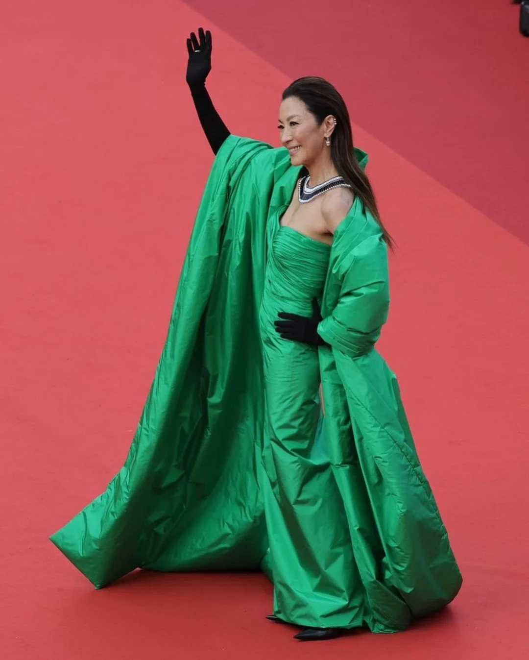 A striking emerald green gown with a floor-length shawl and opera gloves marked one of her memorable red carpet appearances. 