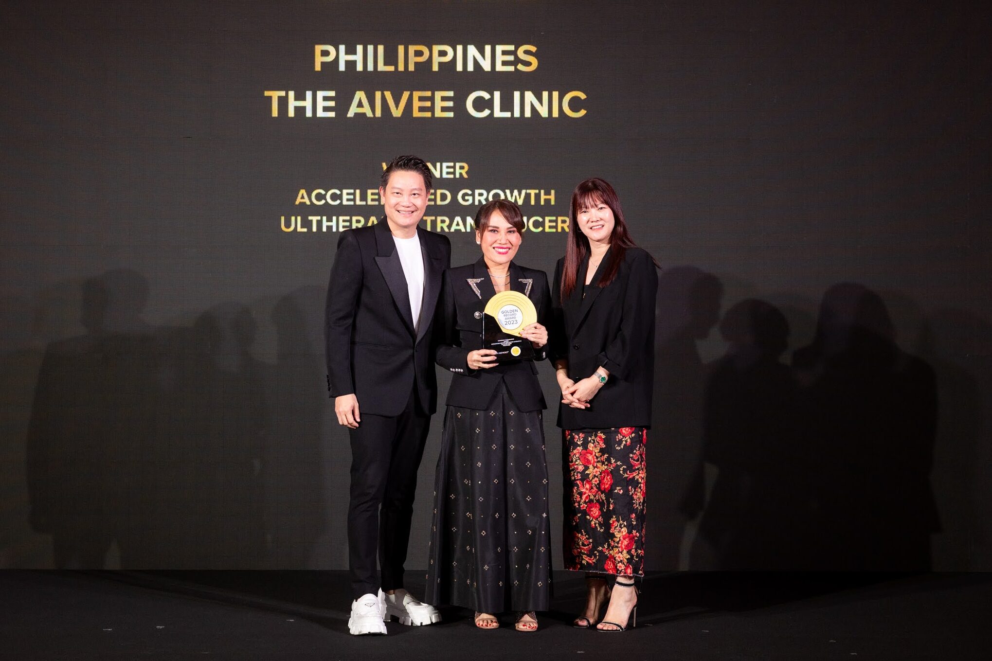 Dr. Z Teo and Dr. Aivee Teo receiving their award for The Aivee Clinic as the number one clinic in Ultherapy® in the Asia-Pacific region.
