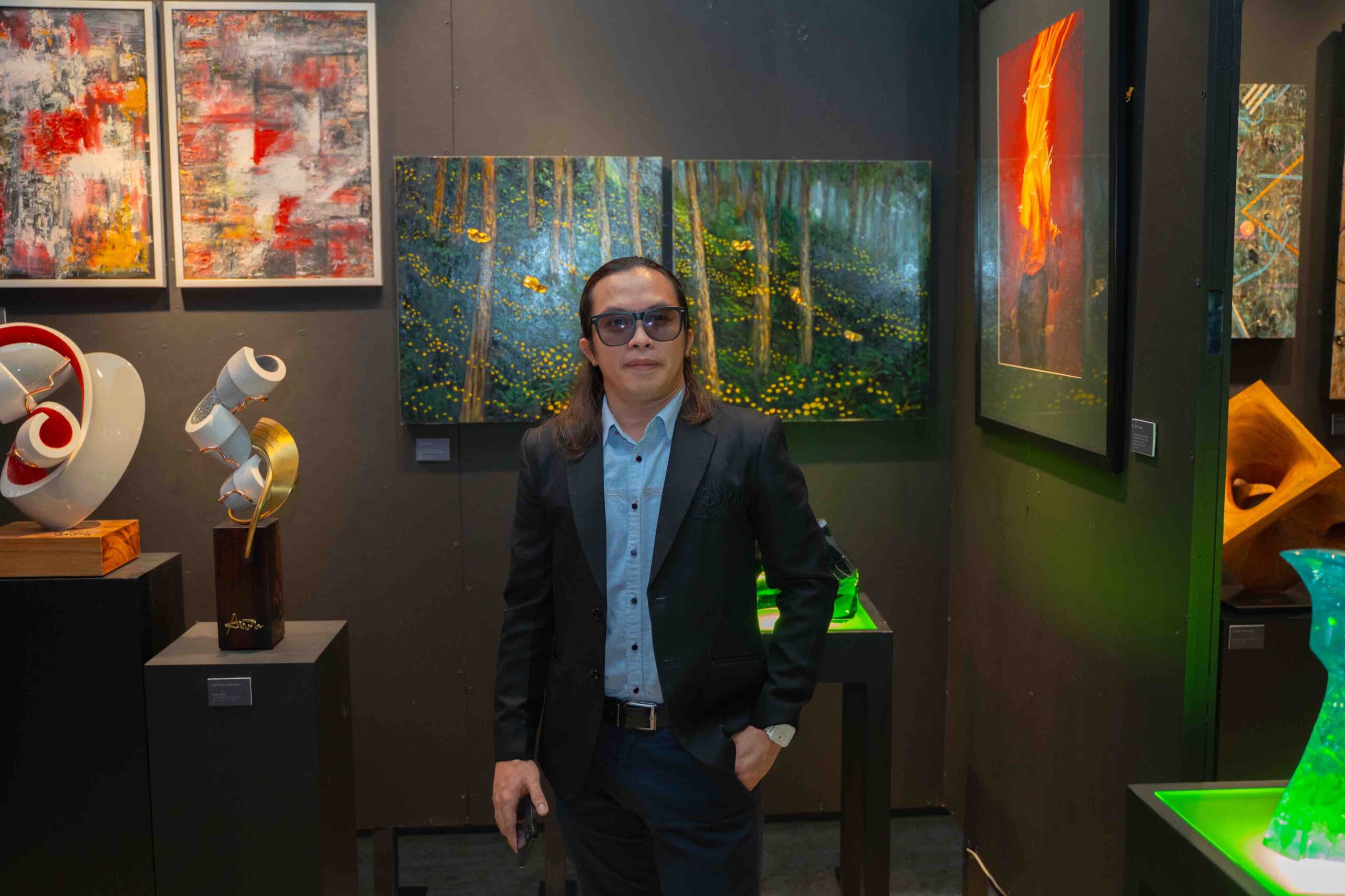 Abe Orobia at the vernissage of "Elemento art, light, flow"