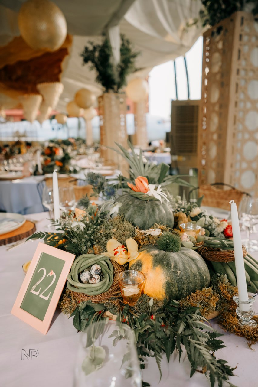 The rustic elements of the table centerpieces, which guests are meant to take home in a bayong