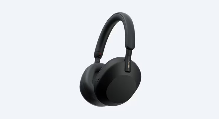 The Sony WH-1000XM5 headphones in black