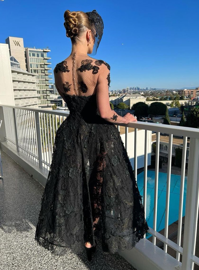 Her attire, a vintage Dior gown, boasted a strapless, fitted bodice and a layered black lace floral skirt, delivering a dramatic touch. 