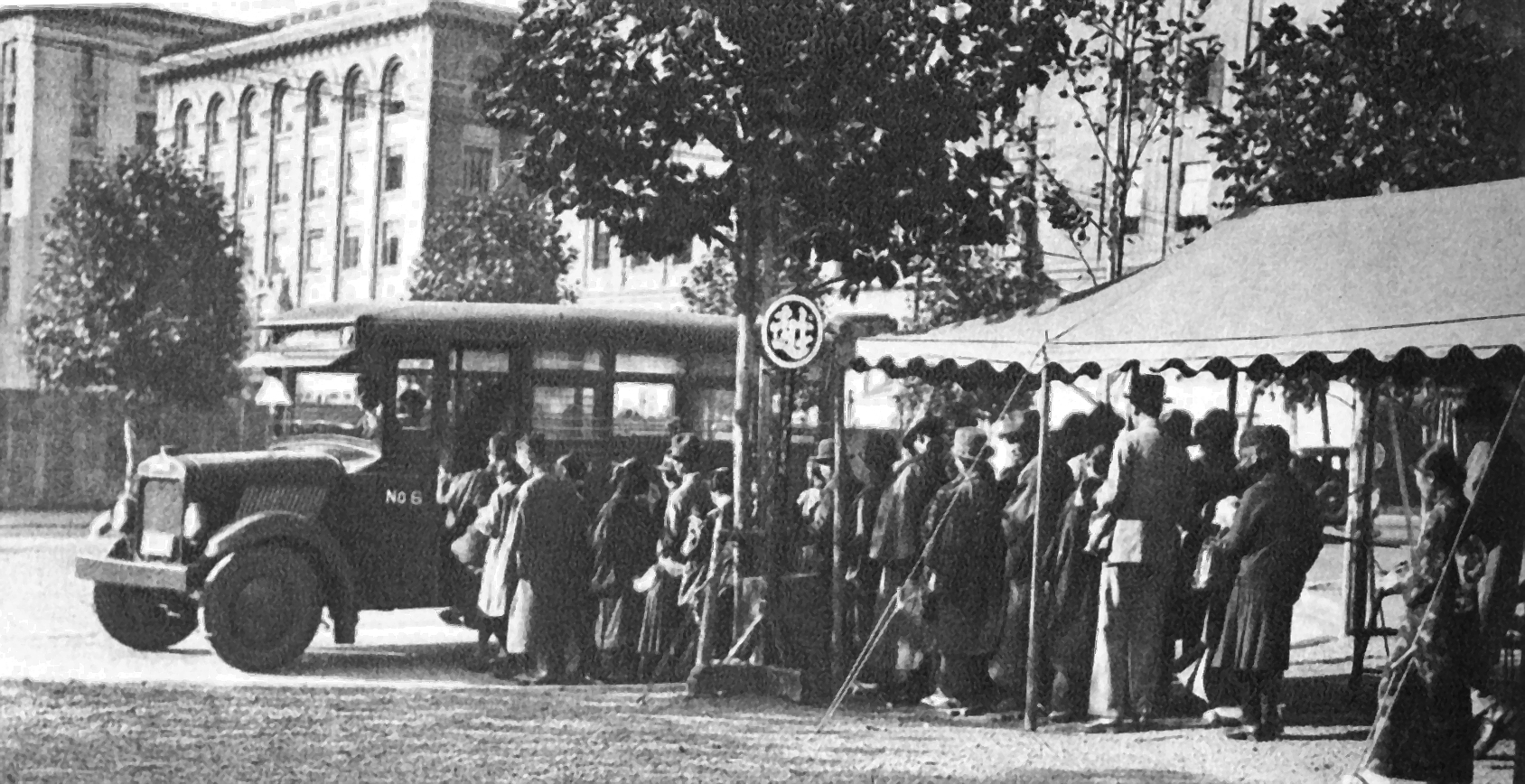 Mitsukoshi was the very first company in Japan to offer a special bus service for its patrons in 1932