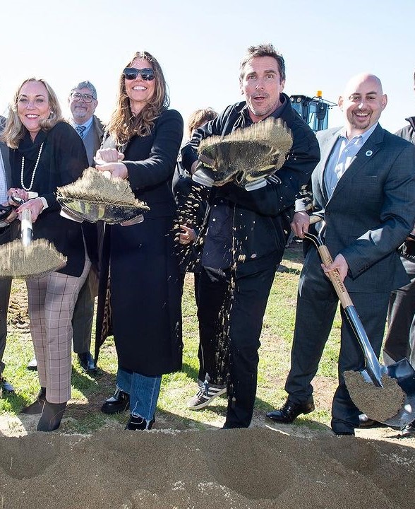 Christian Bale (middle right) with his wife Sibi Blažić (middle left), LA County Supervisor Kathryn Barger (left), and Mayor Austin Bishop (right)