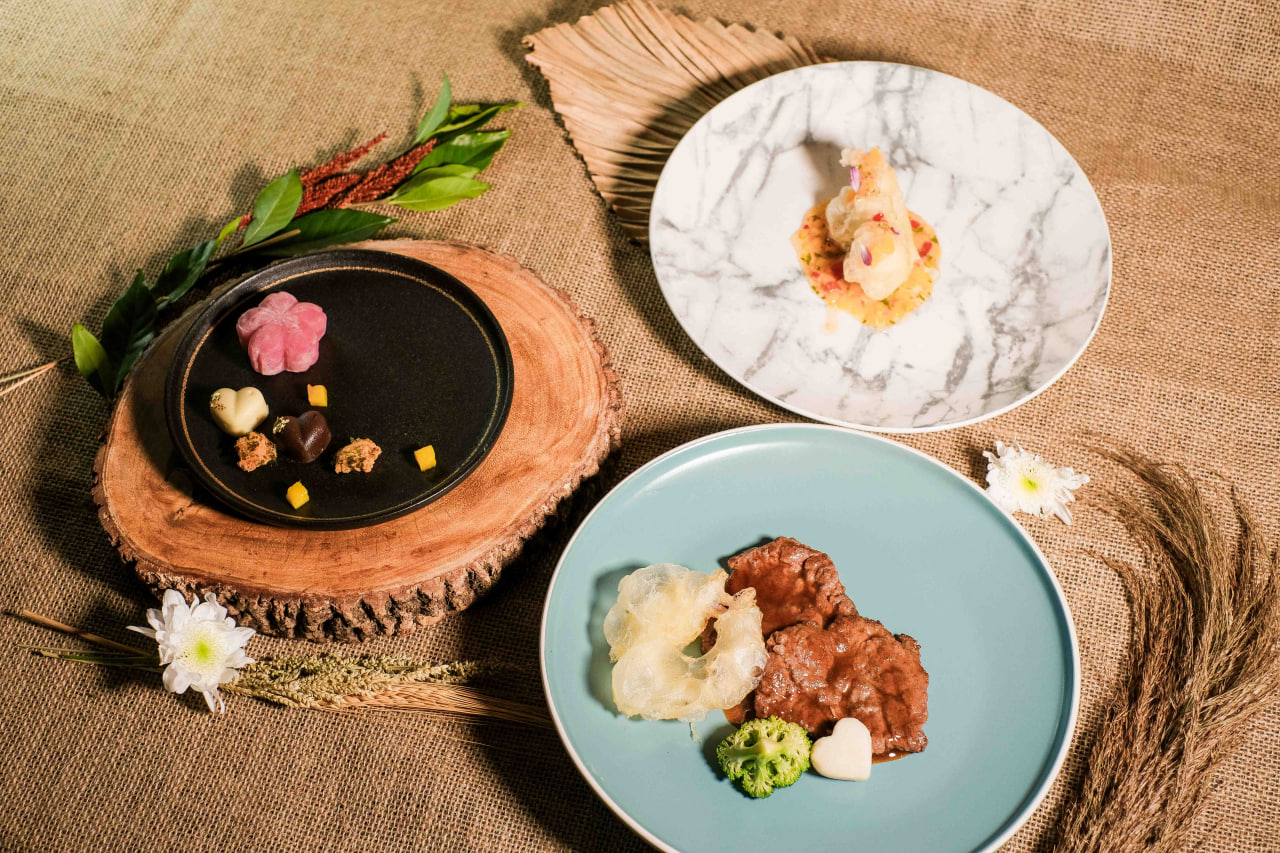 Lung Hin's Chocolate Heart and Snowy Mooncake, Deep-Fried King Prawn with Mango Salsa in Sweet Chili Sauce, and Australian Beef Tenderloin in Black Pepper Sauce.