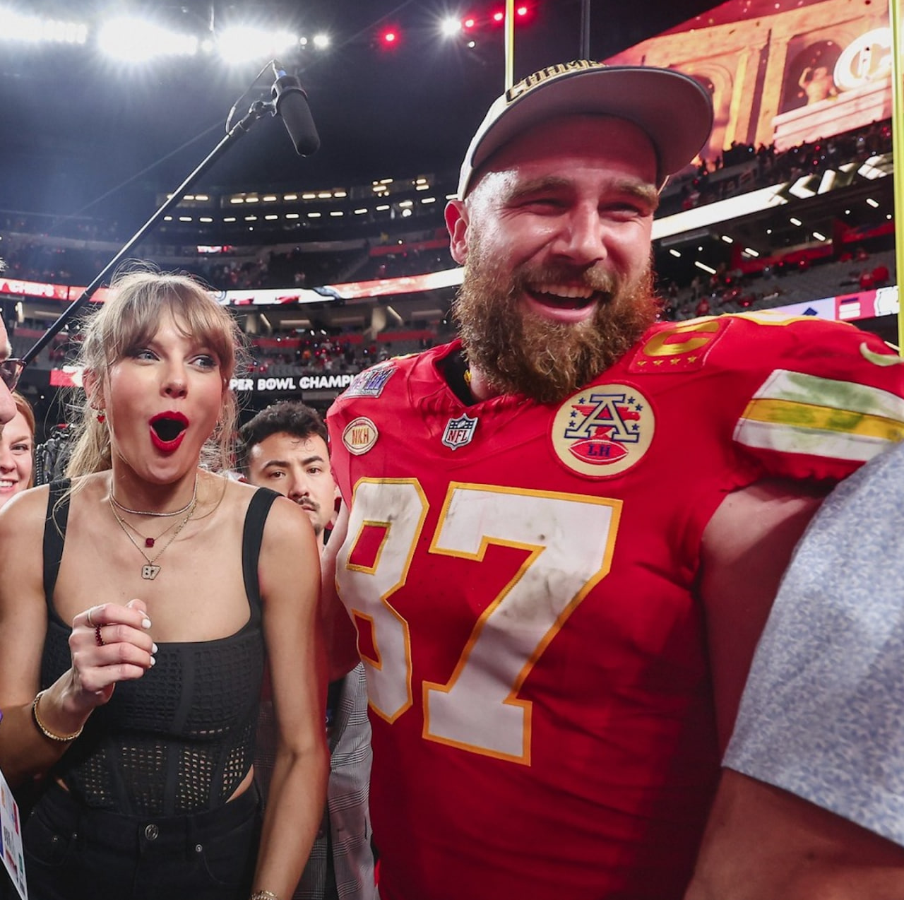 Taylor Swift showed her all-out support for her boyfriend and the Kansas City Chiefs’ tight end, Travis Kelce.