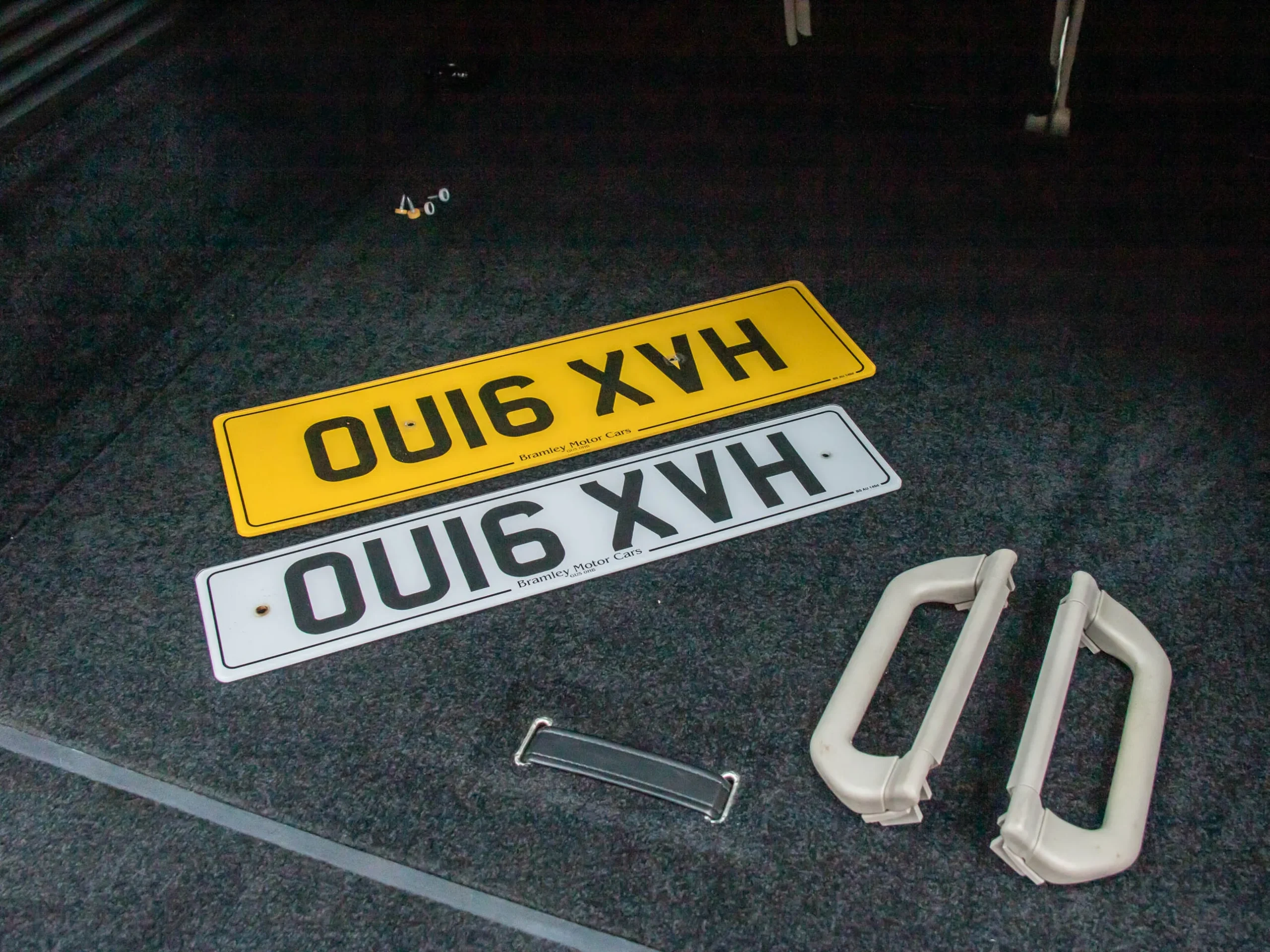 Queen Elizabeth II’s car retained the queen’s grab handles and number plates