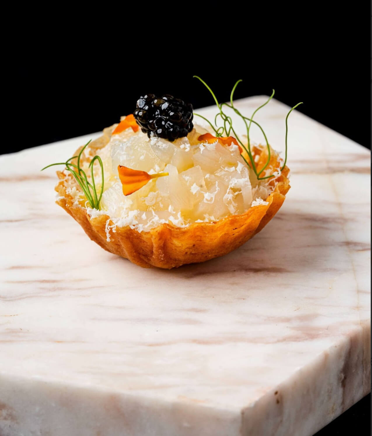 Tartaleta de Viera (Scallop tartlet, celeriac puree, white chocolate, caviar)