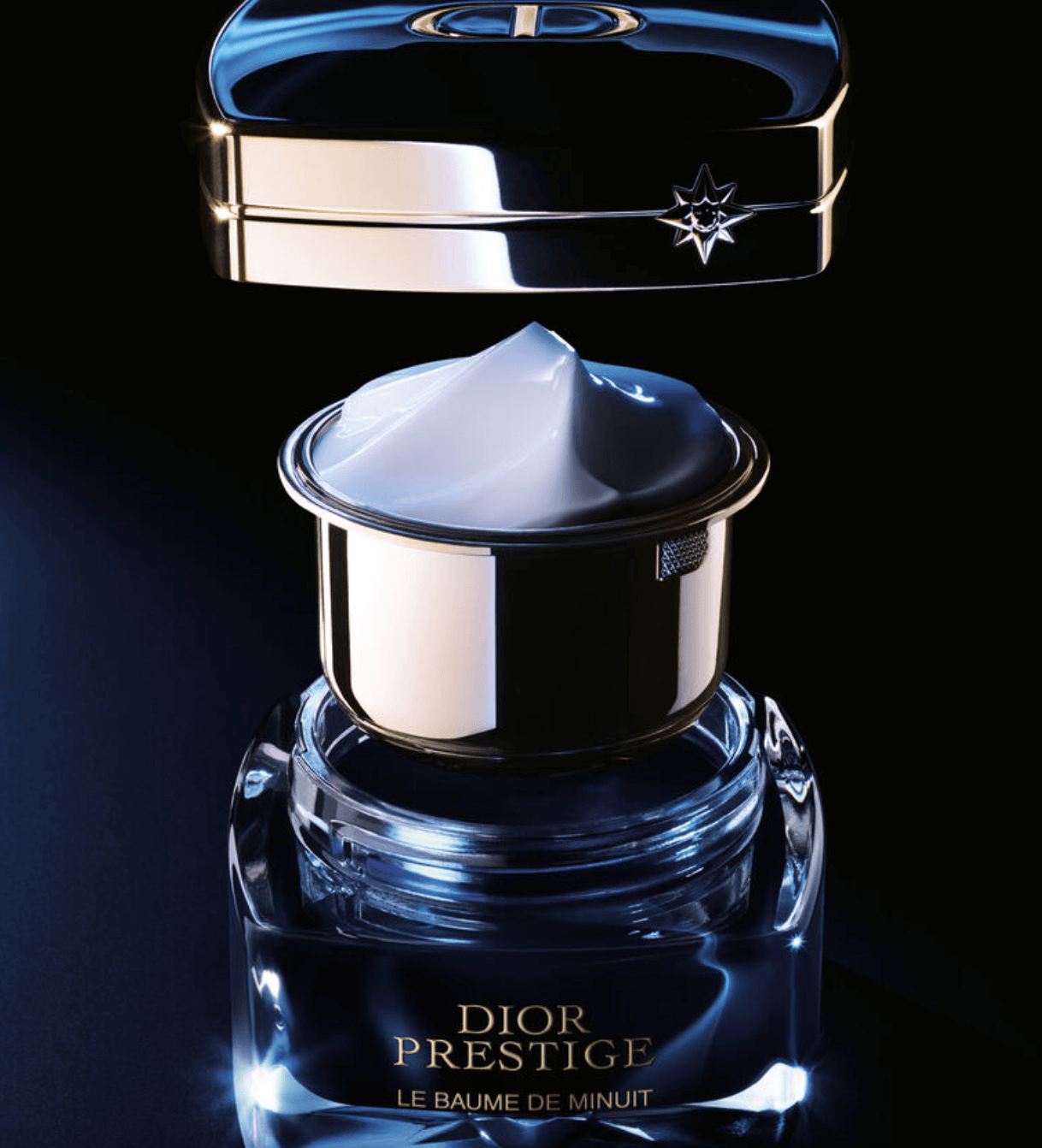 Following two decades of research, Dior has unveiled the secrets of this potency, unveiling a unique nighttime molecular profile that shields against nocturnal aggressors.