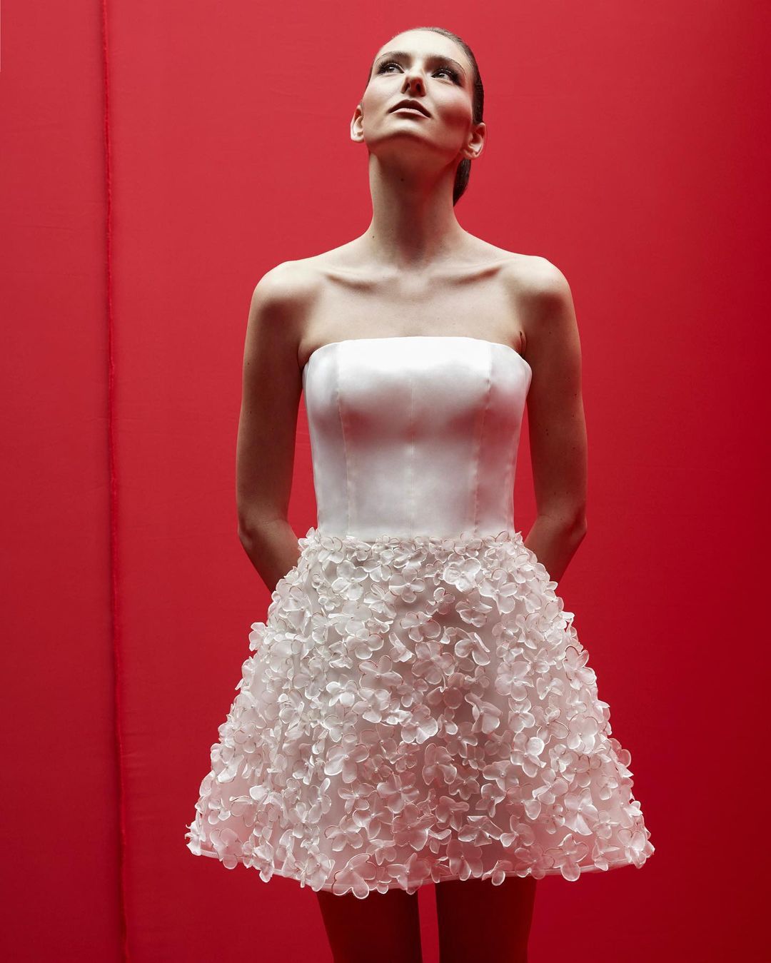 Miranda's short bridal dress in organza with hand-cut and hand-painted flowers