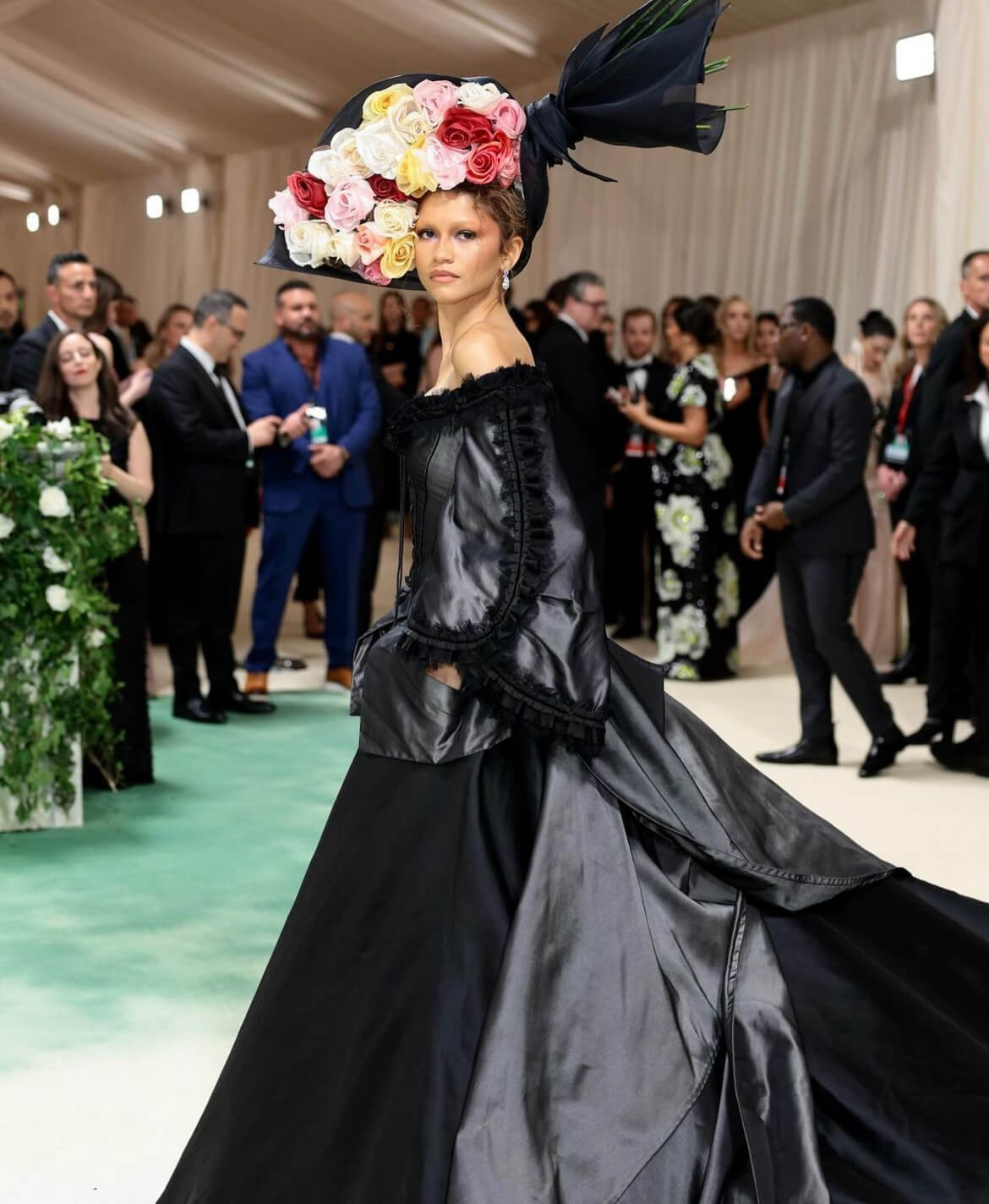 Later in the evening, Zendaya surprised everyone by reappearing in a stunning black gown from John Galliano’s Givenchy era, dating back to 1996, as reported by Harper’s Bazaar. 
