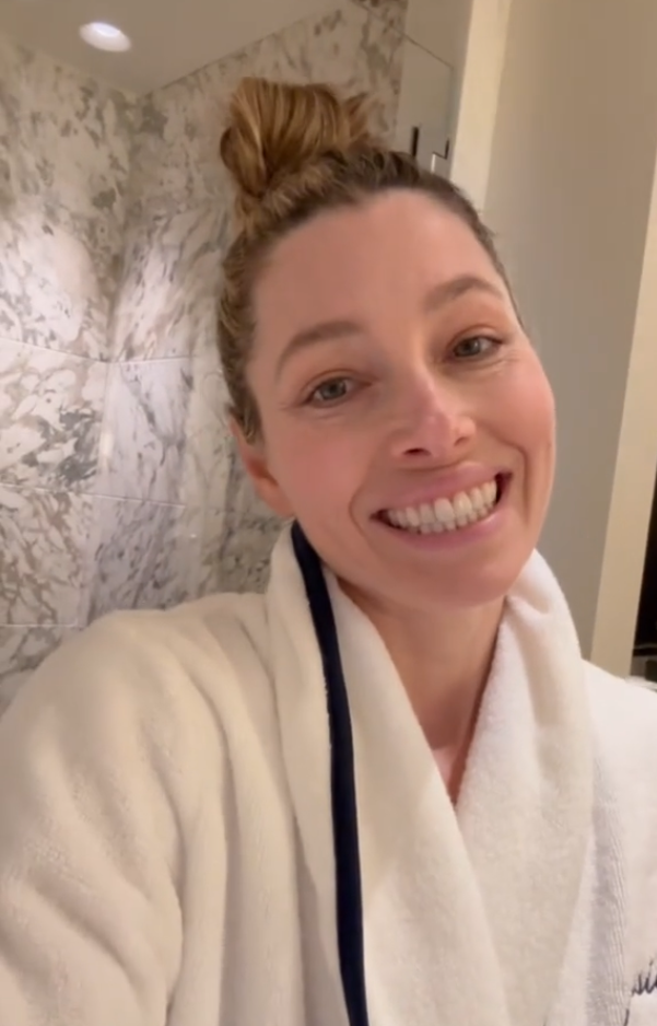 Jessica Biel prepping for the Met Gala with Epsom salt