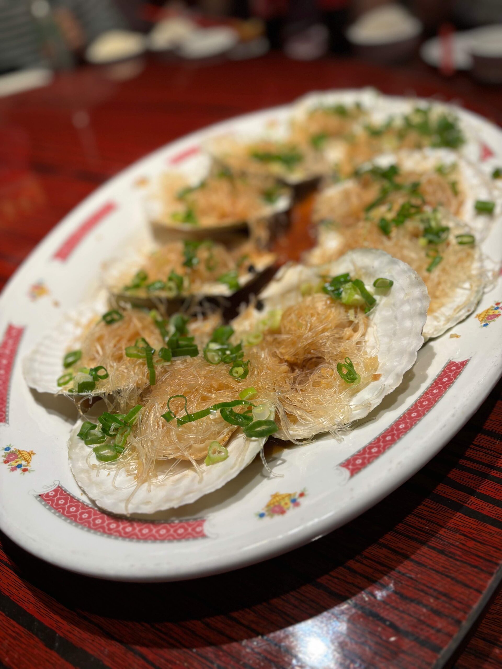 Steamed Japanese Giant Fan Scallops with Vermicelli and Garlic Ladies’ Street Sik Faan Co., Ltd. 